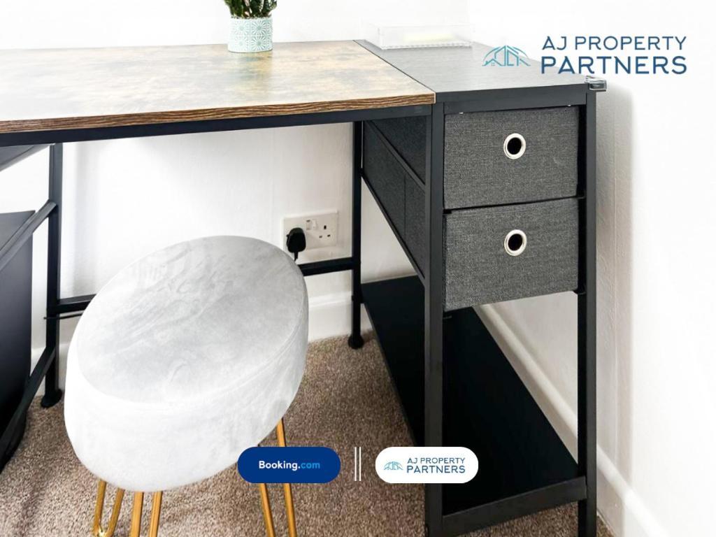 Premium Deal L Hill View Home L Last-Minute Offer L Cheltenham L Aj Properties L Perfect For Short Or Long Stays L 4Beds 4Bedrooms Eksteriør billede