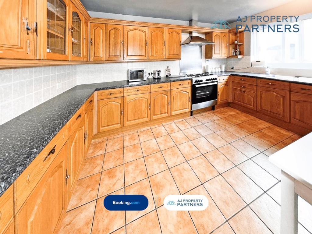 Premium Deal L Hill View Home L Last-Minute Offer L Cheltenham L Aj Properties L Perfect For Short Or Long Stays L 4Beds 4Bedrooms Eksteriør billede