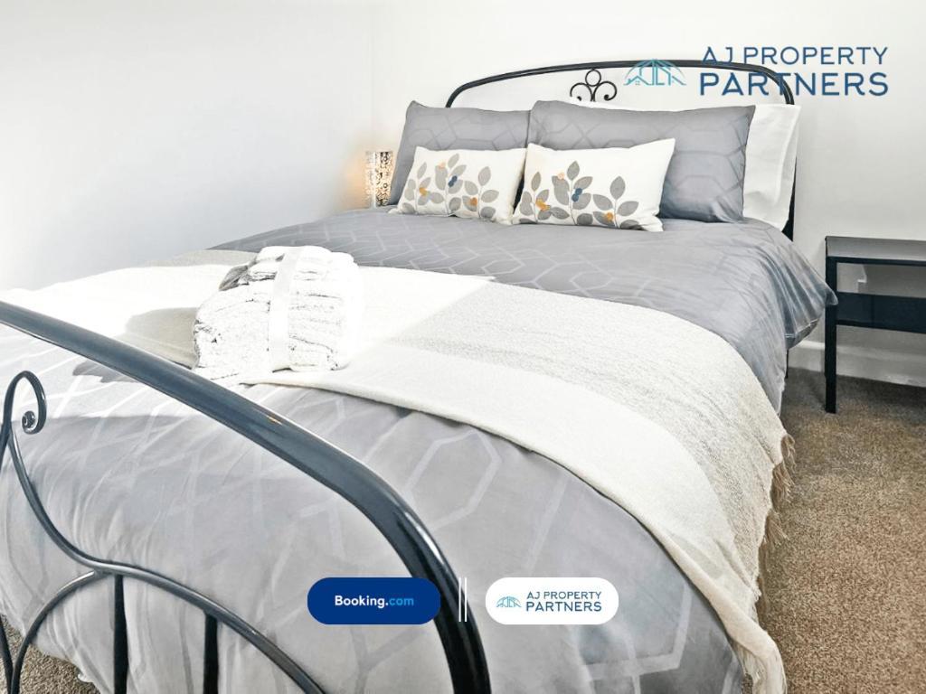 Premium Deal L Hill View Home L Last-Minute Offer L Cheltenham L Aj Properties L Perfect For Short Or Long Stays L 4Beds 4Bedrooms Eksteriør billede